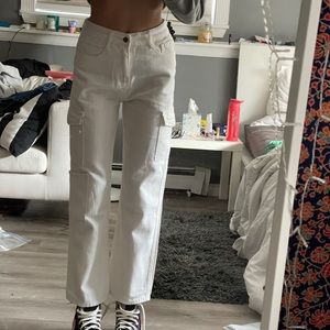 white straight leg jeans with pockets on the sides